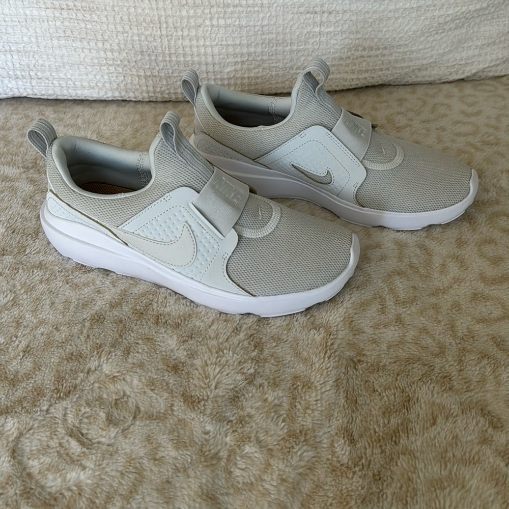 Nike Comfort Insole Slip on Sneakers Size 7.5 NWOT